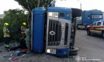 У Дніпрі вантажівка перекинулася на бік: є постраждалі