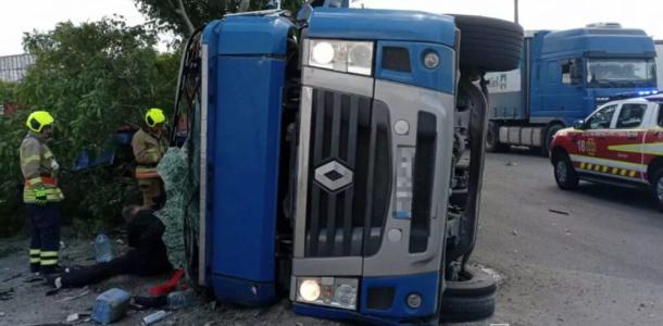 В Днепре грузовик перевернулся на бок: есть пострадавшие