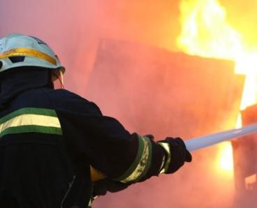 На Дніпропетровщині з пожежі вогнеборці врятували жінку