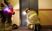 В Днепре из-за отключения света люди на час застряли в лифте