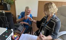 На Дніпропетровщині 98-річній бабусі, яка пішки вийшла з окупованого міста, відновили паспорт та подарували будинок