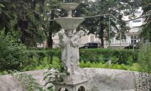 Грустные грации с кувшинами в руках: история неизвестного фонтана во дворе популярного вуза Днепра