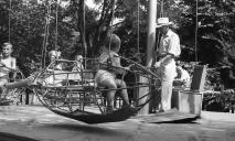 Как выглядели качели-ракеты в парках Днепра почти 50 лет назад: уникальное фото
