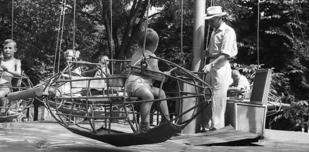Как выглядели качели-ракеты в парках Днепра почти 50 лет назад: уникальное фото