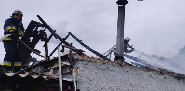 В Днепре загорелась крыша частного дома