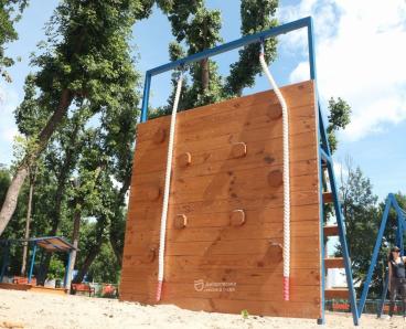 В Днепре в парке Глобы установили новую детскую площадку за средства мецената