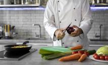 Жителі Дніпра, яким понад 45 років, можуть безплатно опанувати фах кухаря: як це зробити
