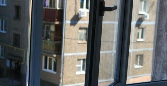 «Всегда любил играть на подоконнике»: на Днепропетровщине 5-летний мальчик выпал из окна