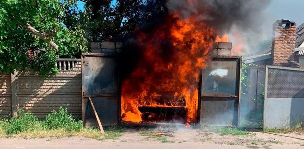 На Днепропетровщине дотла выгорел гараж с легковушкой внутри