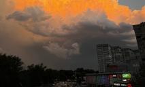Небо над Днепром во время непогоды затянуло «пушистыми» грозовыми облаками (ФОТО)