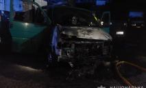 Бросили «коктейль Молотова»: в Днепре неизвестные хулиганы подожгли автомобиль ВСУ