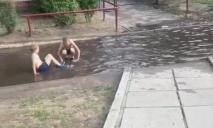 В Днепре возле школы образовалось новое «озеро»: в нем уже купаются дети