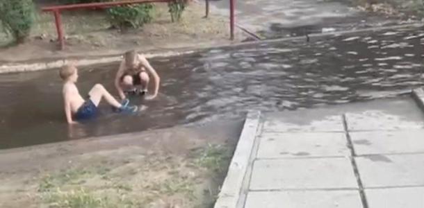 В Днепре возле школы образовалось новое «озеро»: в нем уже купаются дети