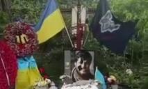 Разрезанные фото, разбитые лампадки: в Киеве вандалы осквернили могилы Да Винчи, Джуса и Петриченко (ВИДЕО)