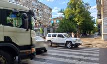 У Дніпрі на розі вулиць Воскресенської та Володимира Великого зіткнулися фура та Subaru