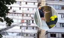 В Днепре спасали обнаженного мужчину, который взобрался на балкон, и хотел перелезть в другую квартиру