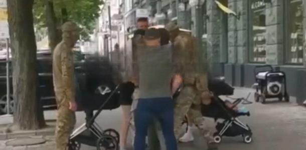 В центре Днепра вероятные охранники Тищенко «скрутили» военного: в полиции прокомментировали инцидент