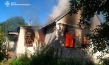 У Дніпрі у Самарському районі загорівся будинок