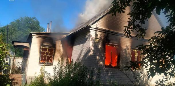 В Днепре в Самарском районе загорелся дом