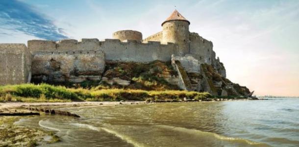Многоярусная башня и детализированная каменная кладка: на берегу Днепра построили старинный замок