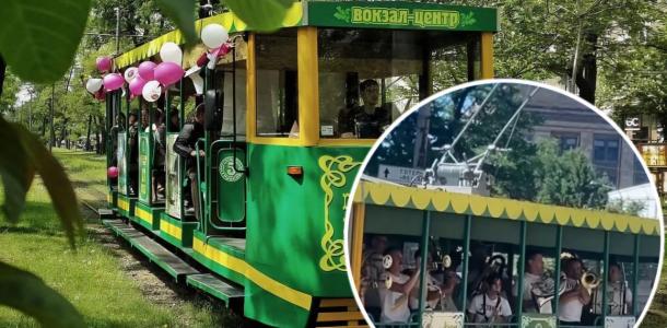 В Днепре ретро-трамвай теперь дает концерты (ВИДЕО)