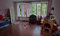 Понівечені вікна та дитячі іграшки: внаслідок ворожої атаки на Дніпропетровщину пошкоджені дитсадок та ліцей