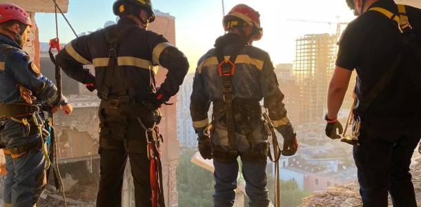 Атака на многоэтажку Днепра: спасатели выполнили 50% работ