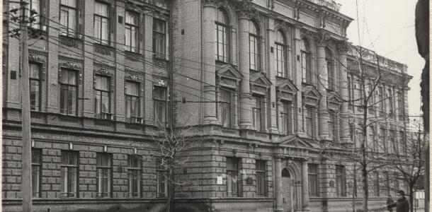 История роскошного особняка в центре Днепра: от гимназии и мебельного склада до института