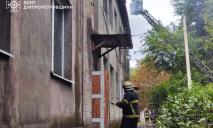 Горела крыша дома площадью 250 кв. м: в Каменском из масштабного пожара спасли бабушку