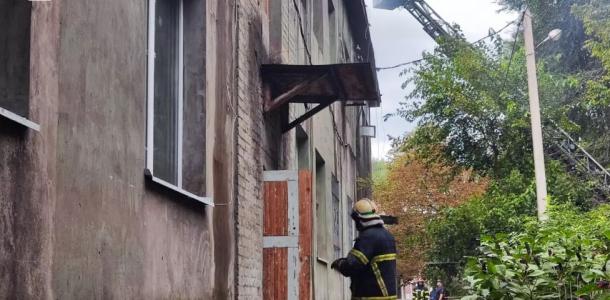 Горела крыша дома площадью 250 кв. м: в Каменском из масштабного пожара спасли бабушку