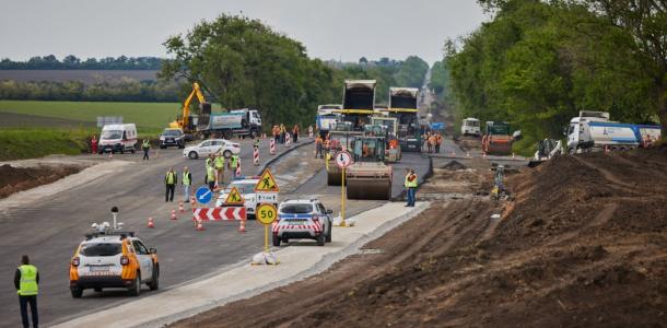 2,38 млрд грн потратят на дороги в Украине: сколько выделят Днепропетровской области