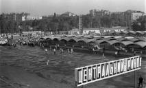 Як виглядав легендарний ринок «Озерка» у Дніпрі у 1980-х роках: торгівля з машин та забиті товаром прилавки
