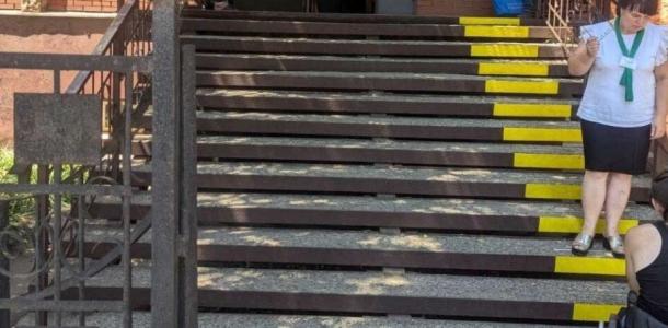 В отделение ведет высокая лестница без пандуса: в Кривом Роге жалуются на местный Пенсионный фонд
