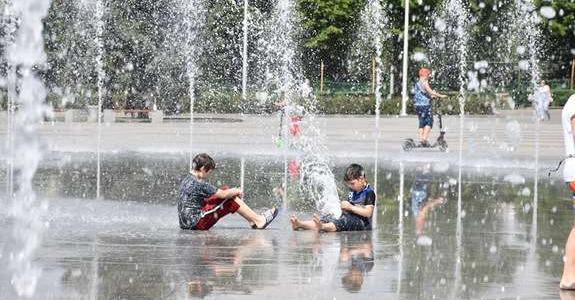 Пили мало воды: в Днепре по меньшей мере четверо детей пострадали от аномальной жары