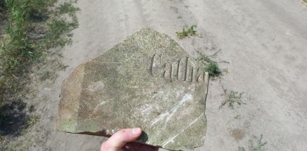 На пропавшем кладбище немецкой колонии на Днепропетровщине нашли фрагмент надгробной плиты