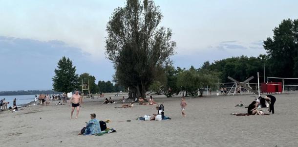 В Днепре десятки жителей отдыхают на пляжах, несмотря на запрет