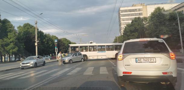 В Днепре из-за многочисленных ДТП в центре города образовались пробки (ФОТО)