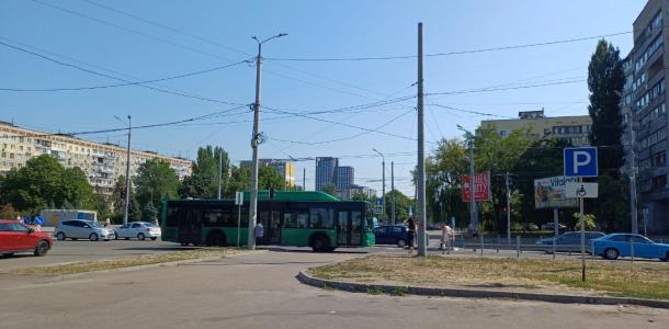 В Днепре на перекрестке проспекта Героев и бульвара Славы второй день посреди дороги стоит автобус
