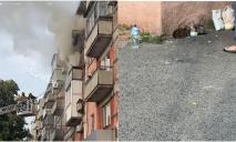 Из окон выпрыгивают коты: в Днепре на Поля пылает квартира, дым виден на весь квартал (ВИДЕО)