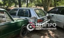 В Днепре нетрезвая женщина на «ВАЗ» 2101 протаранила три припаркованные машины