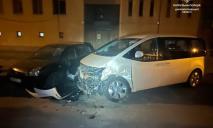 В Днепре пьяный водитель Lexus протаранил припарковые авто, а затем ушел с места ДТП