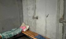 В Днепре возле ТРЦ «Караван» бездомные превратили бетонное укрытие в свой дом