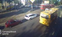В Днепре на проспекте Яворницкого трамвай сошел с рельсов