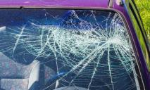«Треснуло ни с того ни с сего»: в Днепре на ж/м Тополь в припаркованном автомобиле неизвестным образом разбилось стекло