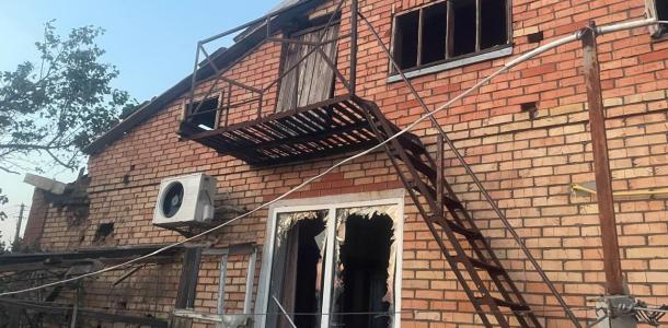 Изуродованный дом и хозяйственные постройки: вечером враг атаковал Днепропетровщину