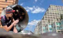 В Днепре молодежь танцевала в ливновке в центре города (видео)