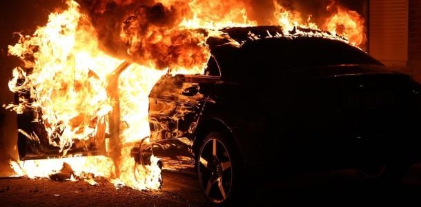 В Днепре на проспекте Богдана Хмельницкого горели автомобили: что говорят в полиции