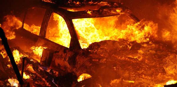 В Днепре на Калиновой горел автомобиль: что говорят в полиции