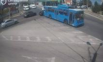 У Дніпрі на розі Калинової та Янтарної застряг тролейбус: що відомо