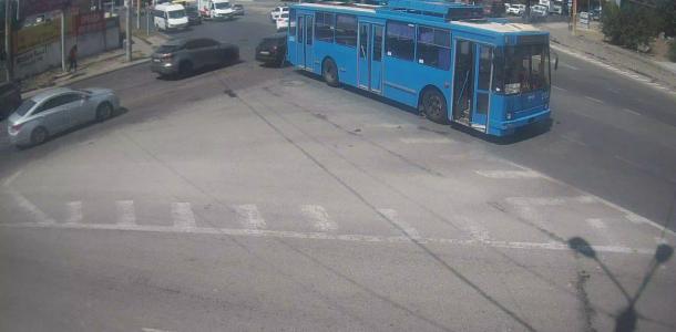В Днепре на углу Калиновой и Янтарной застрял троллейбус: что известно